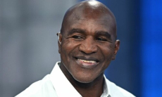 Холифилд сказал, победит ли Кроуфорд в бою с «Канело»