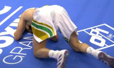 Казахстанский боксер брутально нокаутировал непобежденного соперника в Саудовской Аравии. Видео