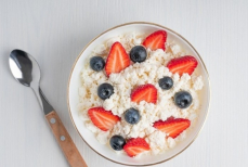 «Заменить». Диетолог объяснила, можно ли сочетать творог со сметаной