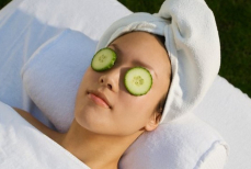 Действительно ли огурцы омолаживают кожу лица и убирают отеки? Ответ экспертов
