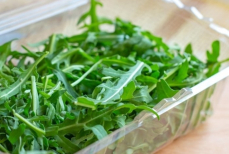 Написано, что уже чистая, а на деле? Стало известно, нужно ли мыть зелень из упаковки
