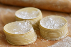 Готовим тесто для пельменей — тонкое, эластичное, при варке не рвется и готовится без яиц