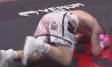 Бой непобежденного чемпиона WBC закончился жестким нокаутом по печени. Видео