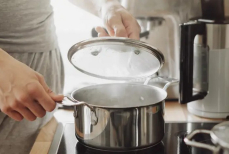 Озвучены простые способы очистить пригоревшую кастрюлю. Результат не заставит себя ждать