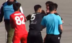 Полиции пришлось вмешаться в драку футболистов во время матча чемпионата Казахстана. Видео