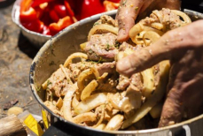 Назван популярный маринад для шашлыка, который медленно разрушает здоровье