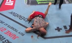 Глухой нокаут после кровавой рубки с бонусом от UFC состоялся в дивизионе Шавката Рахмонова. Видео