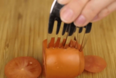 Надо всего две вилки — мужчина показал гениальный лайфхак с помидором. Видео