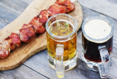Почему пиво признали худшим напитком к шашлыку