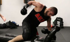 «Научу тебя крушить людей». Хабиб Нурмагомедов стал тренером легенды «Манчестер Юнайтед»