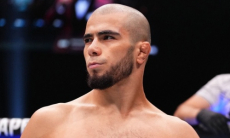 Казахстанский боец провел дуэль взглядов с Мухаммадом Мокаевым. Видео