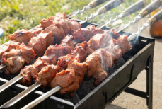 Гастроэнтеролог рассказала, кому противопоказаны шашлыки