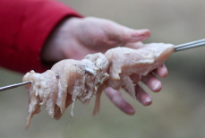 Врач раскрыл самый опасный соус для шашлыков