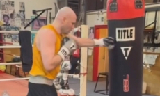 Скоро бой? Непобежденный супертяж из Казахстана проводит тренировки в США