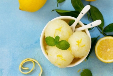 Доктор Малышева назвала десерт, который поможет сохранить зрение. И это не черника