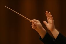 Пятилетняя девочка из Казахстана покорила оркестр. Видео