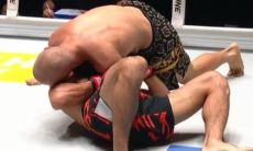 В первом раунде завершился дебютный бой непобежденного казахстанца в топ-лиге. Видео