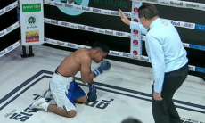 Казахстанский боксер уронил и заставил сдаться соперника из Индии