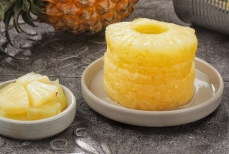 «Не в пользу». Стоит ли покупать консервированные фрукты — выяснили эксперты