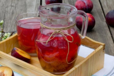 Не просто «бабушкин напиток». Вот почему нужно пить компот каждый день