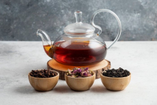 Пять нестандартных способов применения чая в быту — поможет с уборкой, садом и даже сделает вас красивее