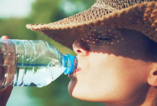 Сколько литров воды в день должен выпивать человек — врач назвал точную цифру