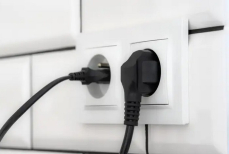 Какие приборы никогда нельзя подключать к одной розетке — могут спровоцировать пожар