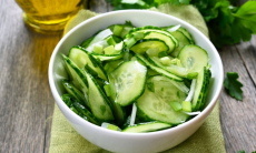 Диетолог назвала семь полезных свойств огурцов