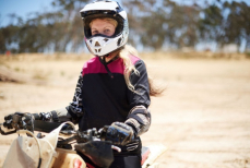 Неожиданный новый тренд. Необычные вещи заполняют гардеробы модниц из разных стран