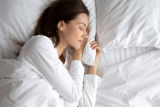 Названа поза для сна, которая облегчает боль в спине и шее