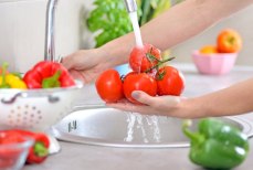 Диетолог объяснила, как правильно мыть овощи и фрукты