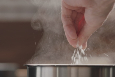 Какая вода закипит быстрее — пресная или соленая?