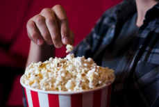 Назван хрустящий снек из кинотеатров, который способствует долголетию