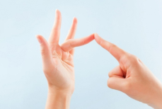 Простой тест на гибкость пальцев может выявить риск опасного заболевания легких