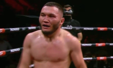 Неожиданно закончился бой Жумана Жумабекова против россиянина. Видео