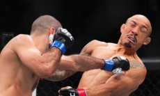 Легендарного бойца избили на турнире UFC 315. Видео