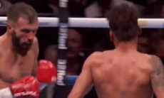 Нокаутом после капитуляции завершился бой за титул чемпиона мира. Видео