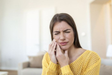 Простой метод, который мгновенно облегчит сильную зубную боль