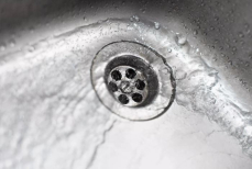 Обычный колпачок от бутылки решает проблему с засором в раковине за 30 секунд