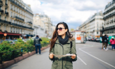 Такая вещь была в каждом гардеробе 10 лет назад. Стилист назвал самую стильную куртку для межсезонья