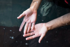 Ученые выяснили, почему пальцы морщатся в воде