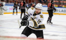 Экс-форвард сборной Казахстана продлил контракт с клубом КХЛ