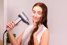 Перечислены главные ошибки при мытье головы — они приводят к ломкости и облысению