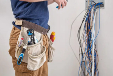 Когда стоит обращаться к электрику — названы ситуации, которые нельзя решать самостоятельно