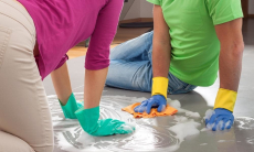 Будете мыть полы старой футболкой — привлечёте беду. Почему так ни в коем случае нельзя делать