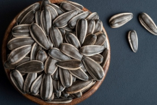 Диетолог выделила три ошибки, из-за которых полезные семечки превращаются в яд