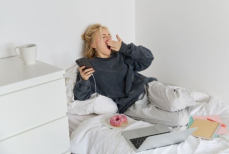 Оставляете телефон на зарядке рядом с кроватью? Вот почему это опасно