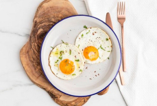 Яичница станет особенным блюдом на завтрак. Повар раскрыл необычную добавку, о которой мало кто знает
