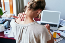 Чем грозит привычка хрустеть шеей