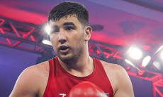 Разгромом с нокдауном закончился бой наследника Джалолова за «золото» Кубка мира по боксу